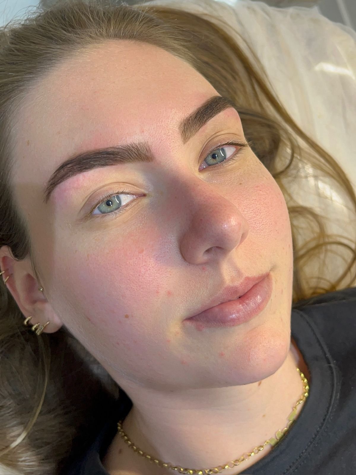 Design de sobrancelha com henna natural feito em Colatina